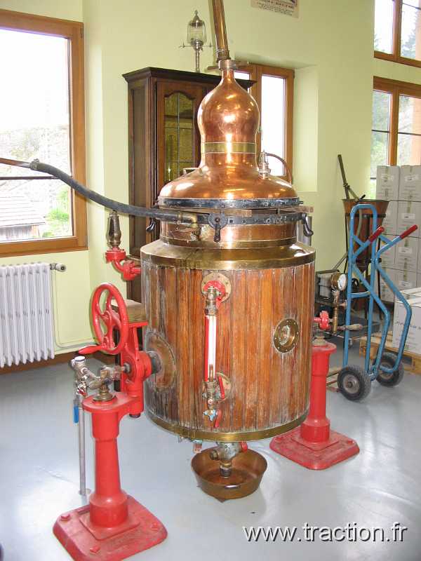 2011_CVAAM_35ans_5_Distillerie (4).JPG - 35 Ans du CVAAM, sortie dans le Doubs et le Jura, du 26 Avril au 1er Mai 2011, la distillerie Les Fils d'Emile Pernot à la Cluse